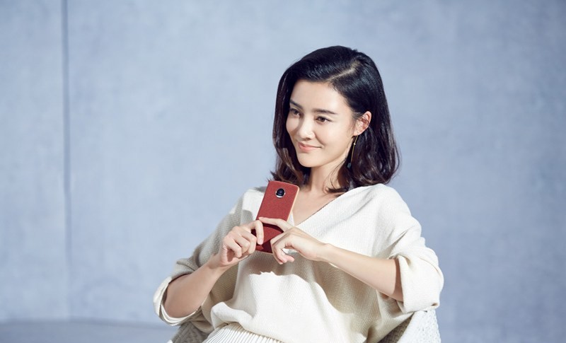 车晓锁骨线条精致如艺术品，一抹浅笑中蕴含着温柔而坚定的力量