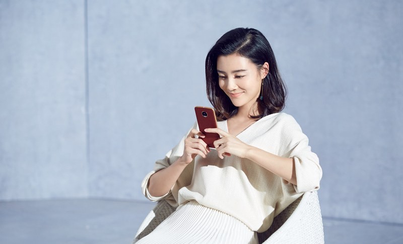 车晓侧身回眸，光影雕刻出下颌与锁骨的优雅曲线，眼神沉静似水