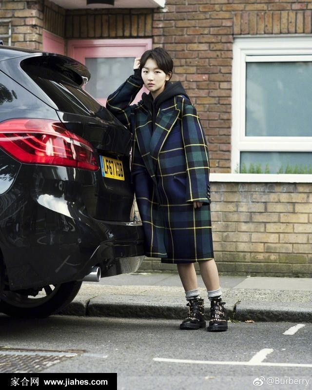 周冬雨背影远去，廓形大衣在空旷场景中勾勒出充满意境的艺术画面