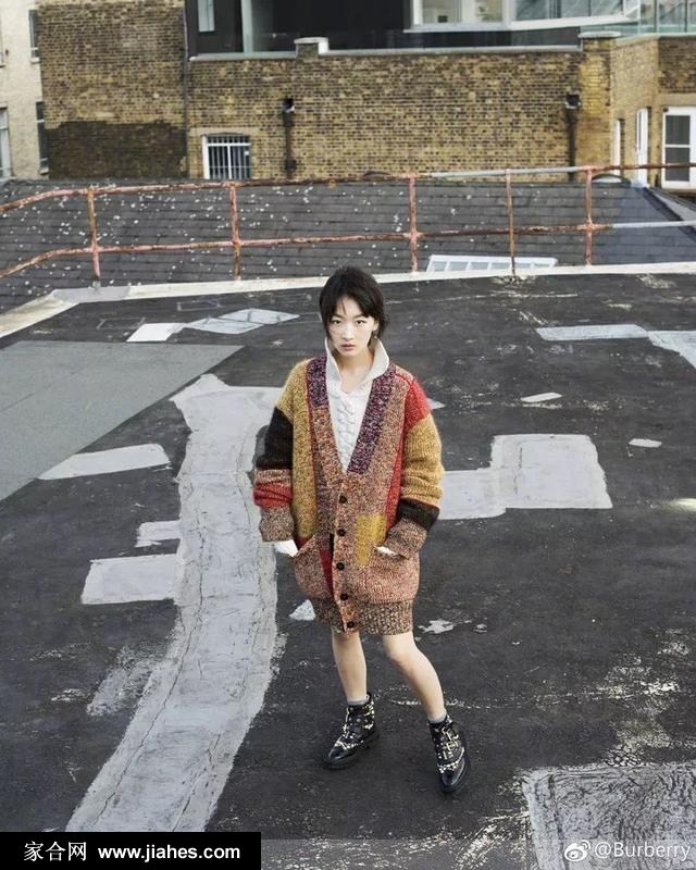 黑白光影下，周冬雨的大衣造型展现出经典而永恒的高级时尚感