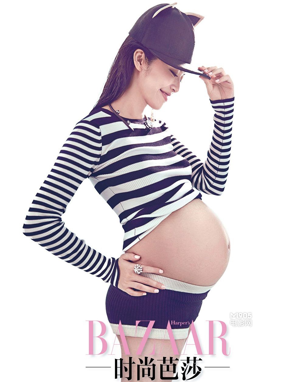 姚晨身着黑色深V礼服侧身而立，展现优雅背部曲线与精致侧颜