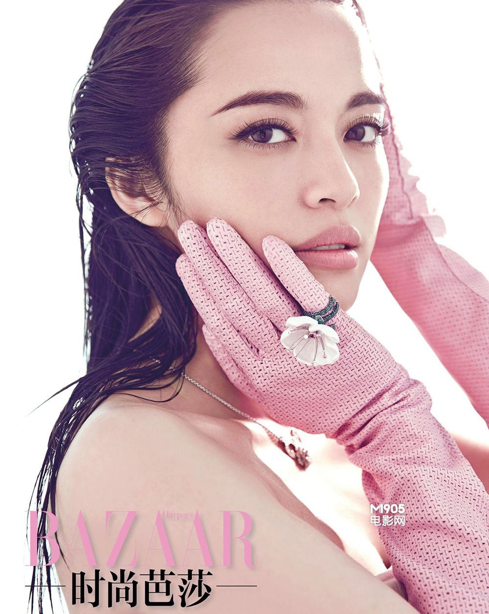 姚晨眼神坚定直视镜头，一袭修身长裙凸显完美腰臀比例