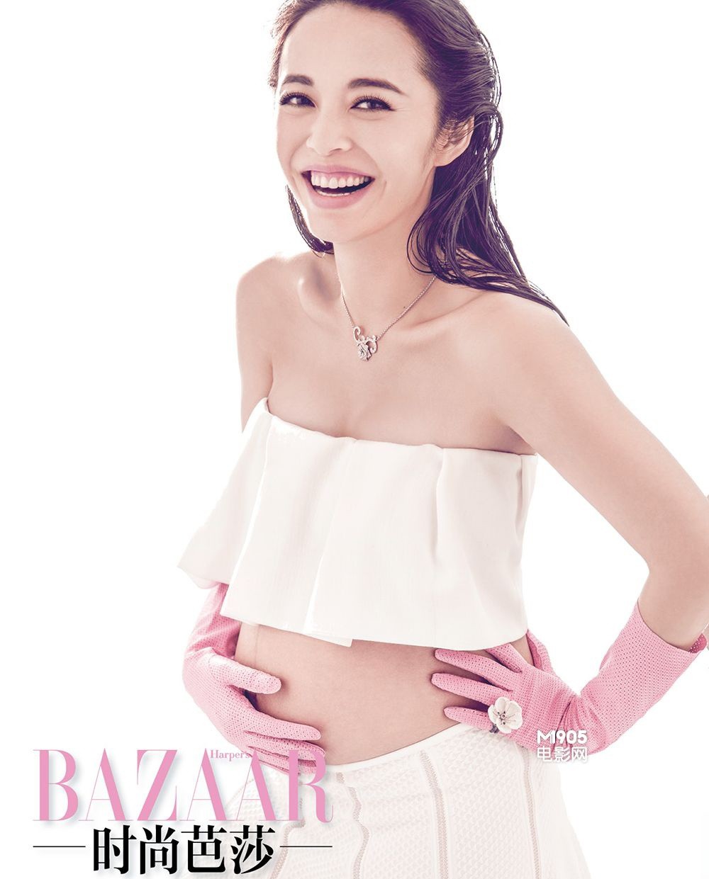 姚晨置身于柔和光晕中，纱质长裙衬托出朦胧而高级的梦幻氛围