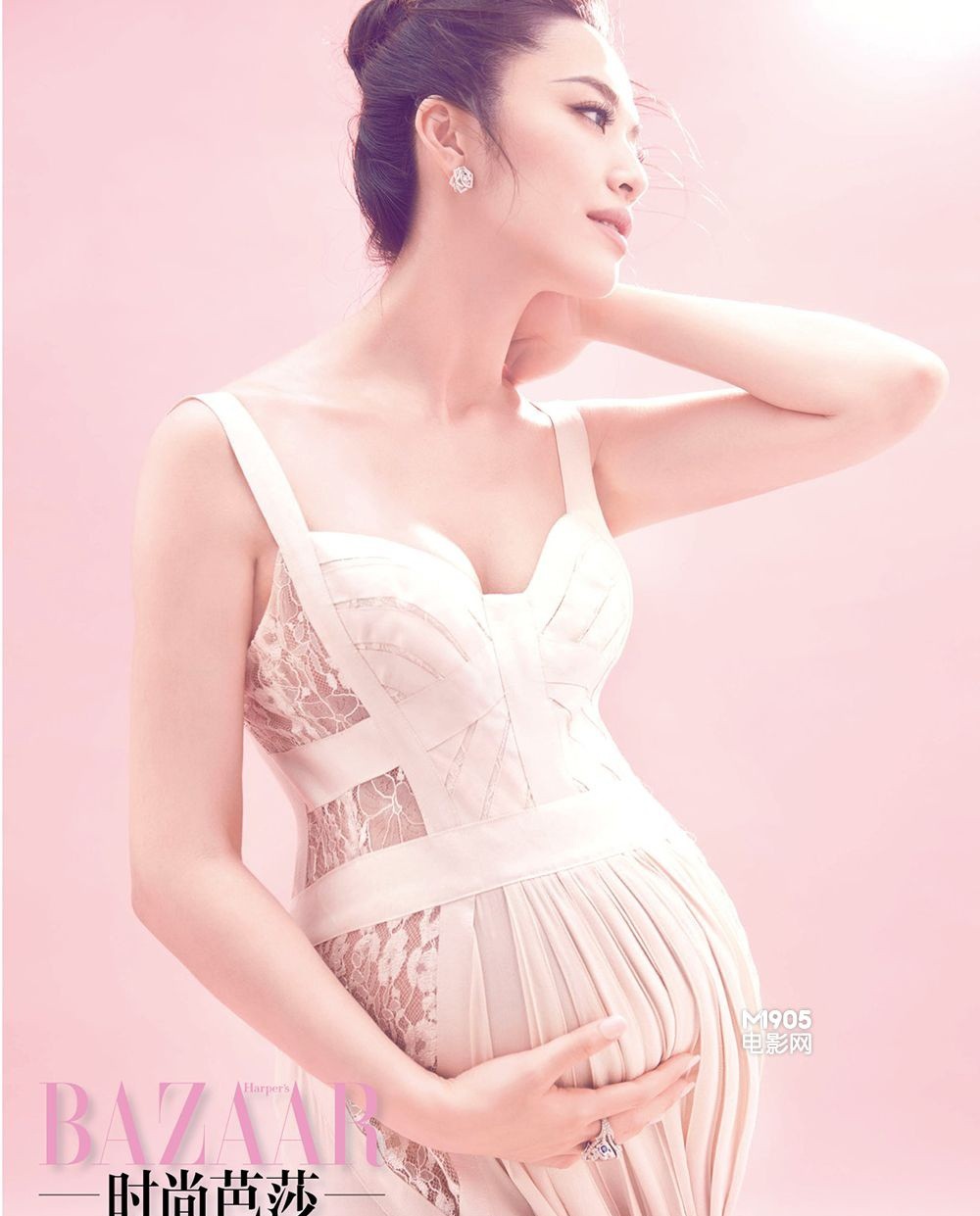 封面造型幕后花絮，姚晨与摄影师轻松交流展现专业工作状态