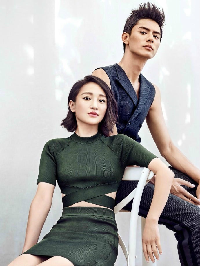 周迅与刘畅并肩立于茂密树丛中，阳光透过叶隙洒下斑驳光影，两人神态宁静望向同一远方