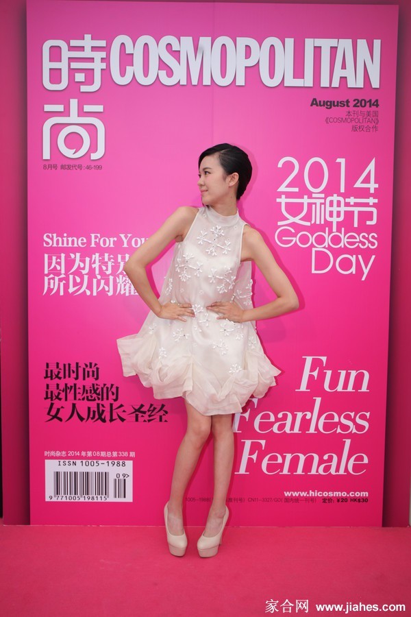 郁可唯后台侧影，未施粉黛的面容清新自然，展露私下放松恬静的一面