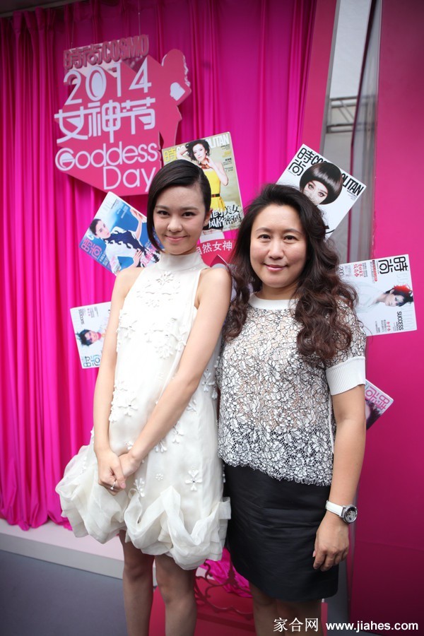 聚光灯下，郁可唯身着黑色短裙与丝袜，脚踩闪耀高跟，回眸瞬间气场全开