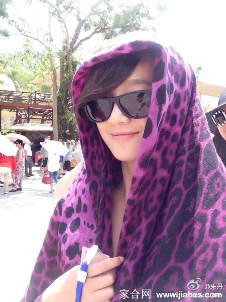 朱丹与年幼的女儿在厨房温馨互动，母女俩一同准备饭菜，笑容温暖充满爱意