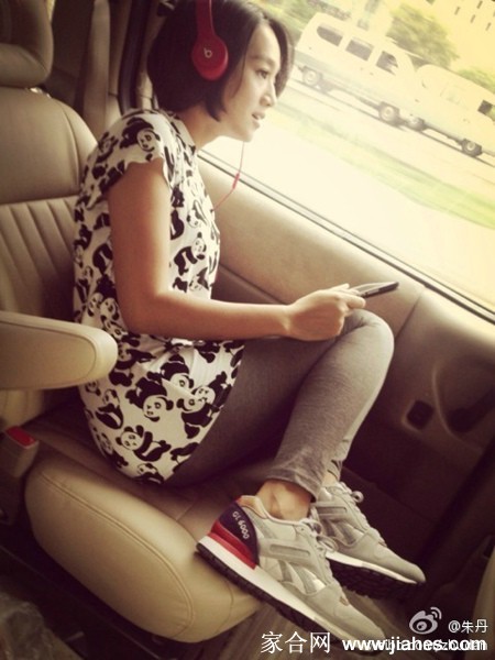 朱丹短发造型特写，眼神坚定深邃，深色服饰衬托出其干练潇洒的成熟风范