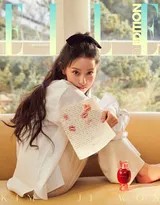 金智媛手持玫瑰凝视镜头，眼神深邃充满故事性