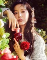 柔和光线下金智媛展现静谧微笑，如晨曦中初绽的玫瑰般柔和美好