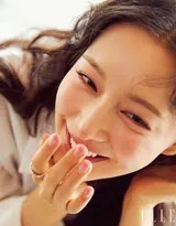 金智媛指尖轻抚下颌，眼神若有所思，展现知性内敛的瞬间