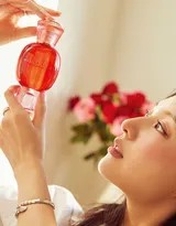 特写镜头捕捉金智媛面部细节，肌肤质感与细腻妆容清晰可见