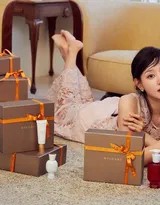 金智媛展现动态瞬间，发丝与裙摆微扬，捕捉到灵动活泼的另一面