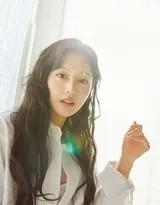 金智媛闭合双眼面容宁静，仿佛沉浸于私人香氛世界，画面充满冥想感