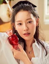 金智媛长发披肩，置身于纯白空间，造型简约尽显高级时尚感