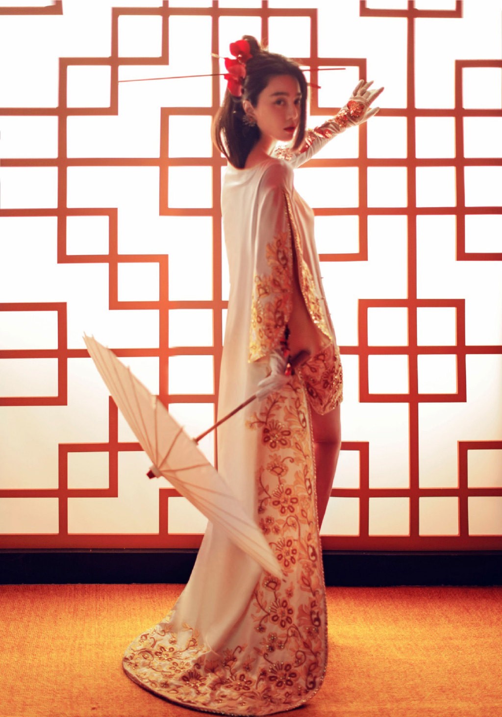 范冰冰身着刺绣华服立于水墨屏风前，眉眼低垂，手持团扇，宛如从古画中走出的闺阁佳人