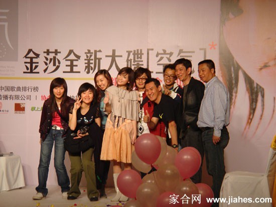 金莎与到场歌迷一同专注聆听新歌 现场气氛温馨而专注