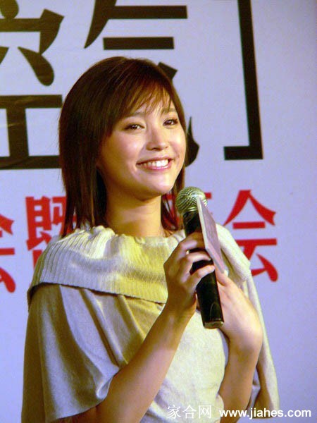 金莎侧身浅笑露出甜美酒窝 清新气质宛若邻家女孩