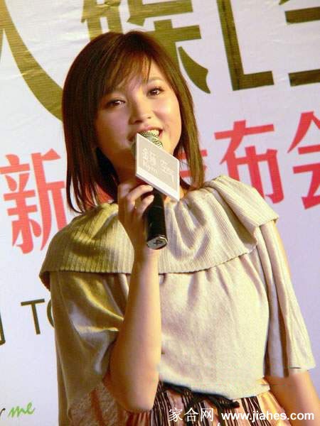 金莎在镜头前展露温柔微笑 午后阳光为其轮廓镀上温暖光晕