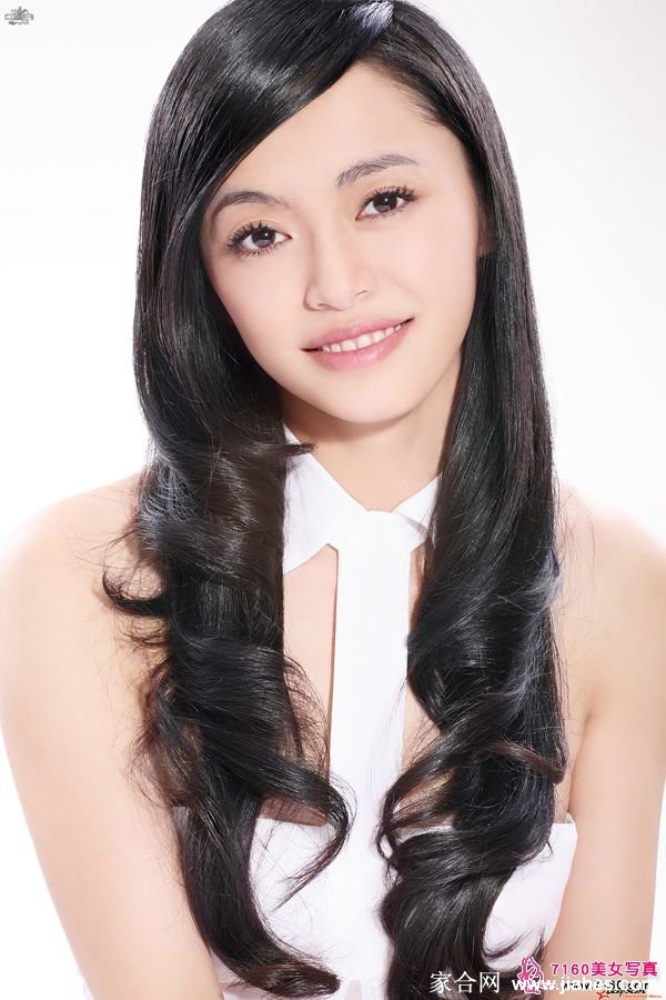 姚晨闭目沉思，手指轻触胸口，置身于充满艺术感的抽象背景之中，意境深远