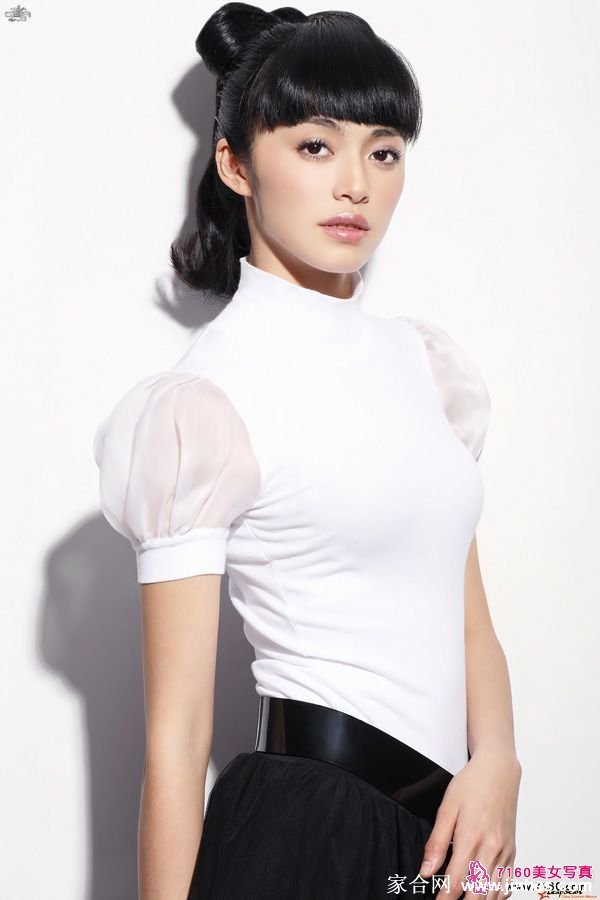 姚晨侧身展示酒红色长裙滑落肩带的瞬间，曲线动人，脸颊微红宛若醉意迷人