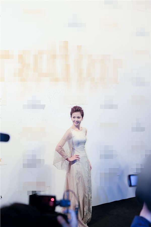 刘涛身着金色蕾丝长裙于戛纳红毯优雅转身，裙摆翩跹如鎏金波浪