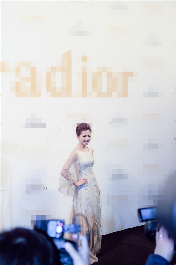 刘涛定格红毯瞬间，金色长裙与璀璨珠宝衬托出她从容典雅的微笑