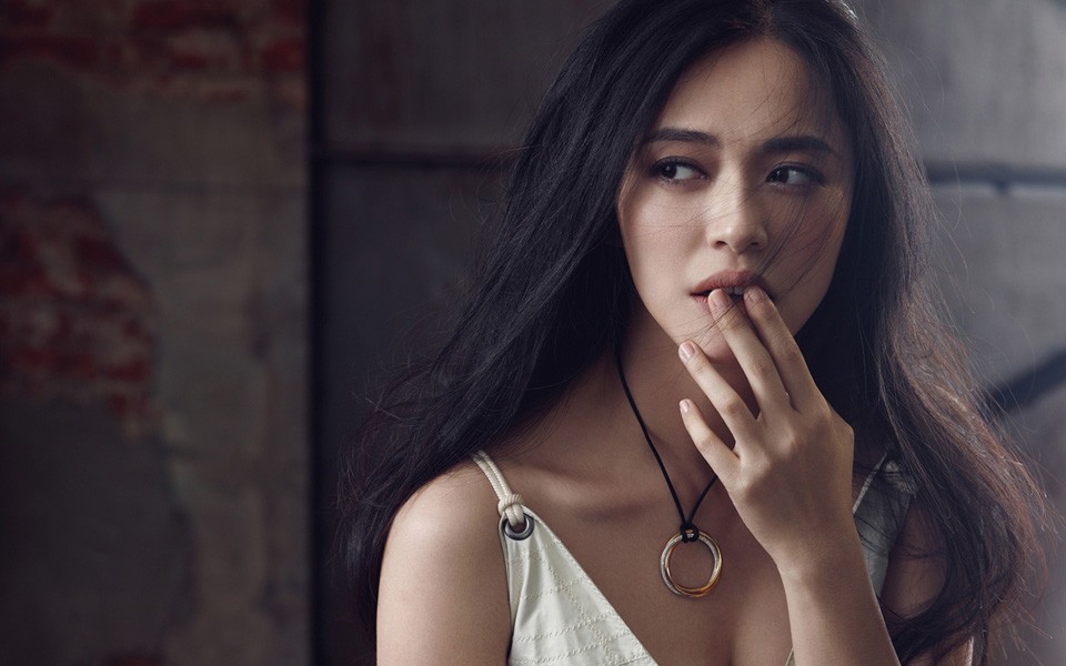 姚晨身着透视蕾丝裙倚靠而立，腿部线条修长，眼神充满故事感与诱惑