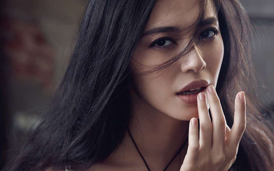 姚晨以慵懒姿态侧卧，薄纱裙摆轻泻，完美融合了性感的张力与放松的惬意