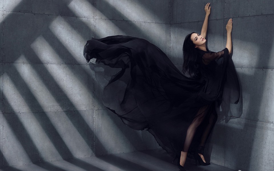 姚晨身穿深V礼服置身于柔和光影中，锁骨精致，神情静谧而深邃