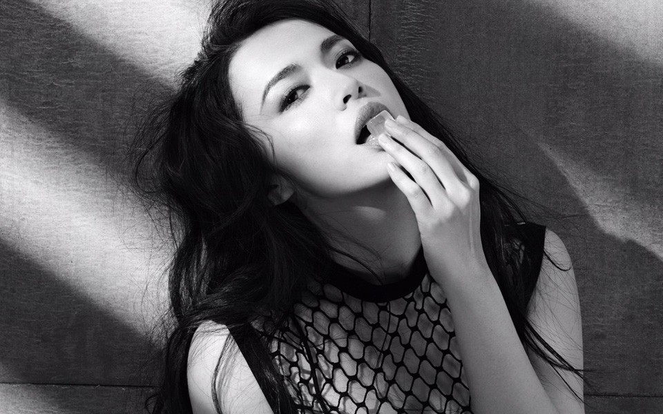 黑白光影下姚晨的局部特写，红唇与面部轮廓鲜明，极富戏剧张力与高级感