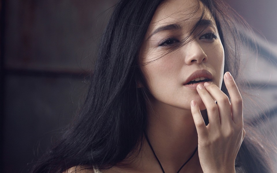 姚晨微卷长发披肩，身着优雅礼服静坐，展现东方女性的古典与静谧之美