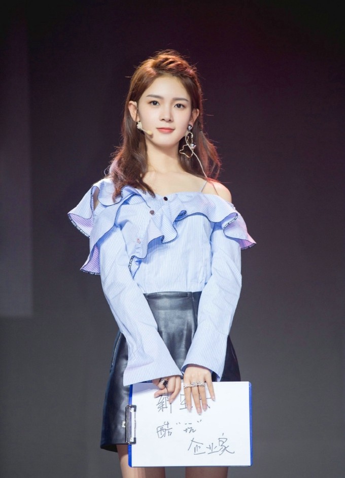 陈瑶侧身回眸，黑色长发如丝缎般垂落，优雅气质尽显