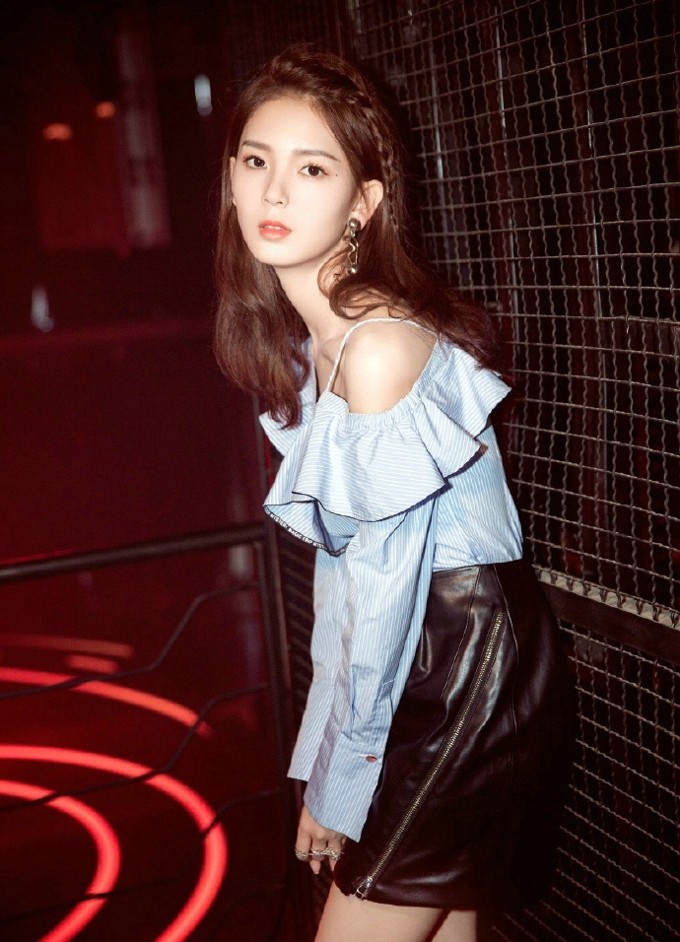 陈瑶手持话筒浅笑，朱唇明眸与柔顺长发交织出温柔画面