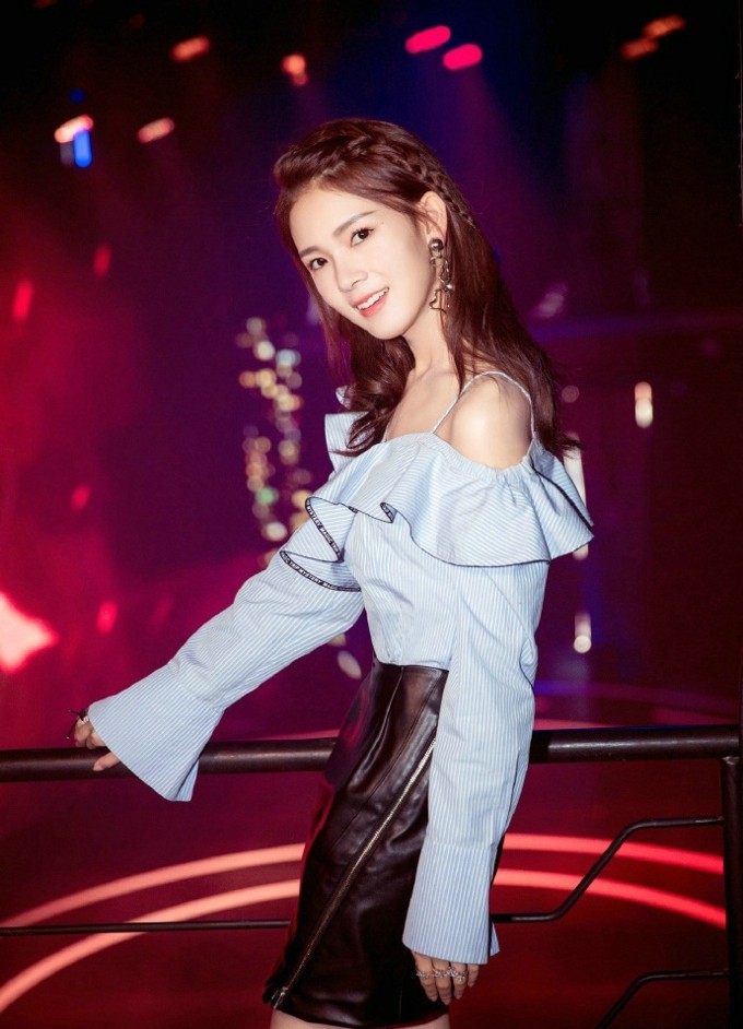 灯光下陈瑶长发微光，专注神情展现演员的专业与宁静