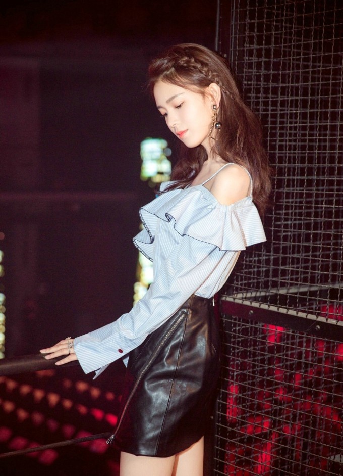 陈瑶嫣然一笑，黑色长发与明眸皓齿构成动人的视觉焦点