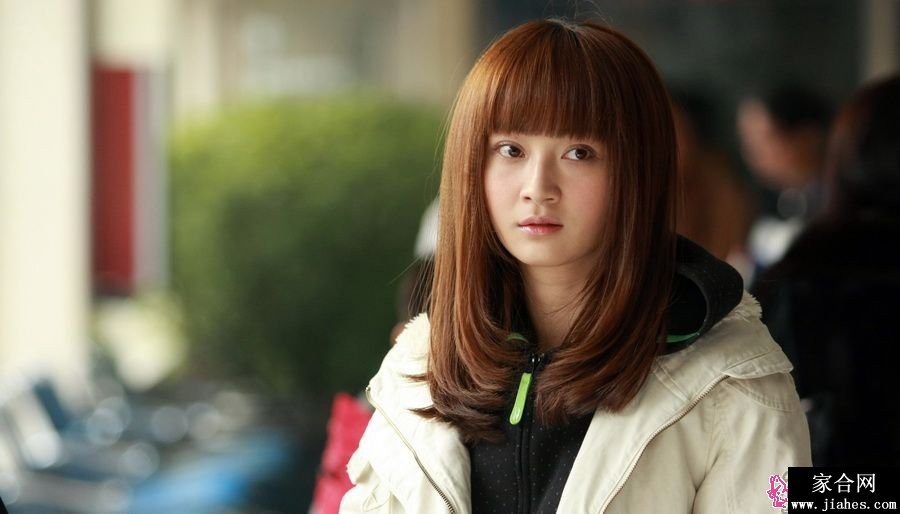 姚笛一袭粉色长裙置身春日花丛，慵懒回眸间尽显浪漫气息