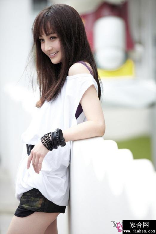 姚笛身穿露背长裙展现优雅背部曲线，侧颜静谧目光坚定