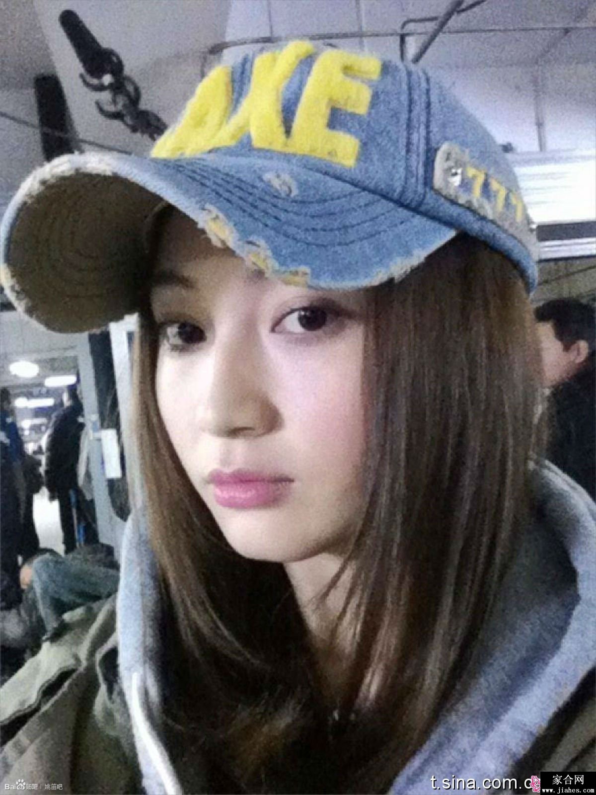 姚笛以简单长T恤与马尾辫造型出镜，笑容灿烂彰显邻家少女般的亲和力