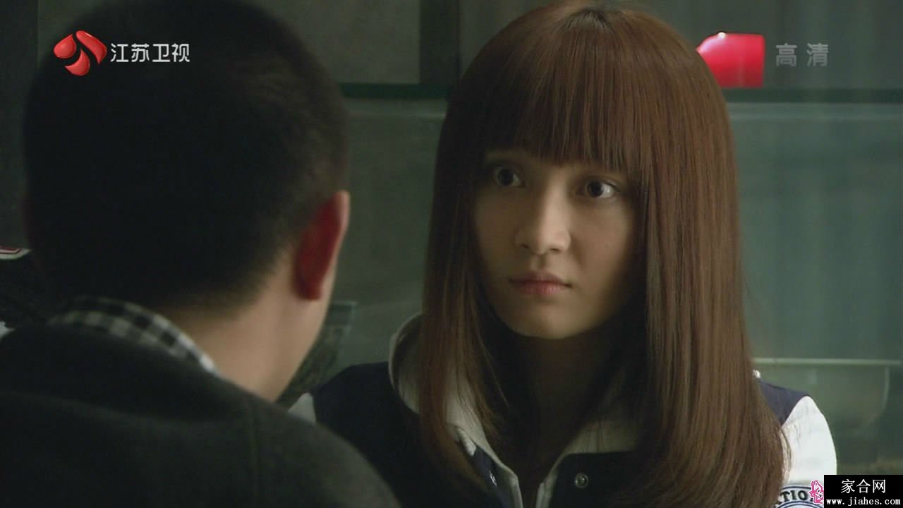 姚笛暖色调橘红妆容特写，俏皮鬼脸散发出活泼与夏日气息