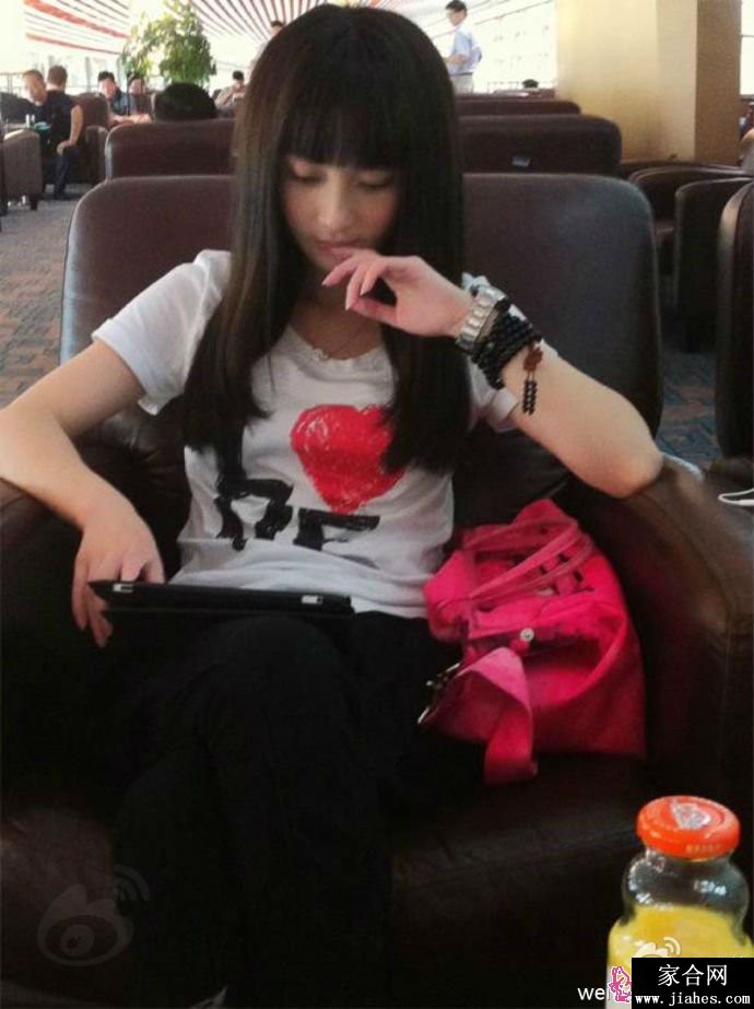 姚笛精致复古造型，蓬松卷发与红蓝背景交织出梦幻氛围