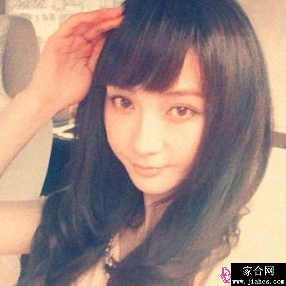 姚笛演绎红与黑经典配色，眼神中透露出温柔与强势并存的气质