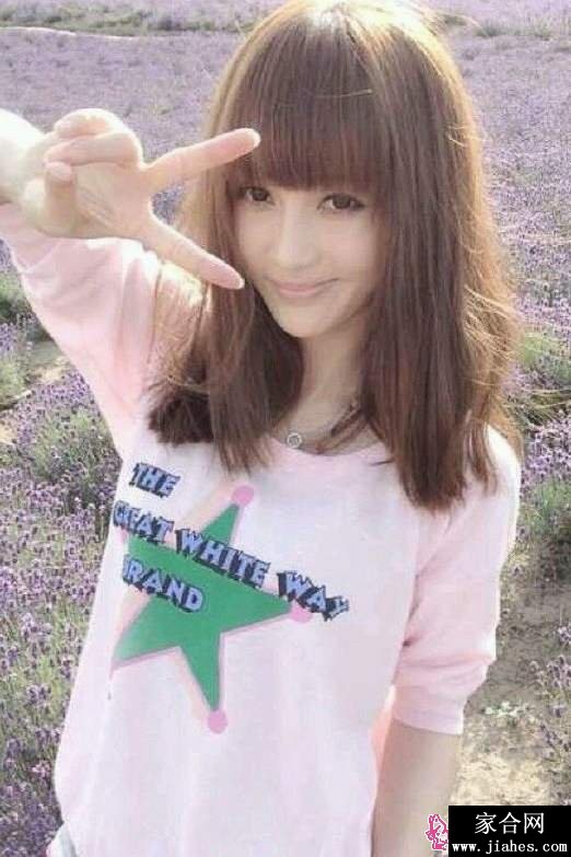 姚笛夏日清凉造型凝视镜头，淡妆凸显清纯与性感兼具的魅力