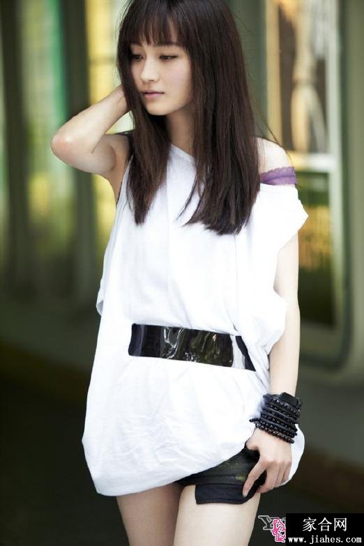 姚笛梦幻复古风格写真，柔和光线勾勒出优雅静谧的侧面轮廓