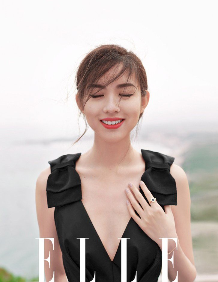 于古老建筑前驻足，经典黑白格纹套装搭配明媚笑容，定格摩登与复古的精彩瞬间