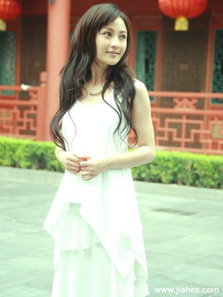 姚笛驻足凝望，午后阳光为她的轮廓镀上一层温柔的金色光晕