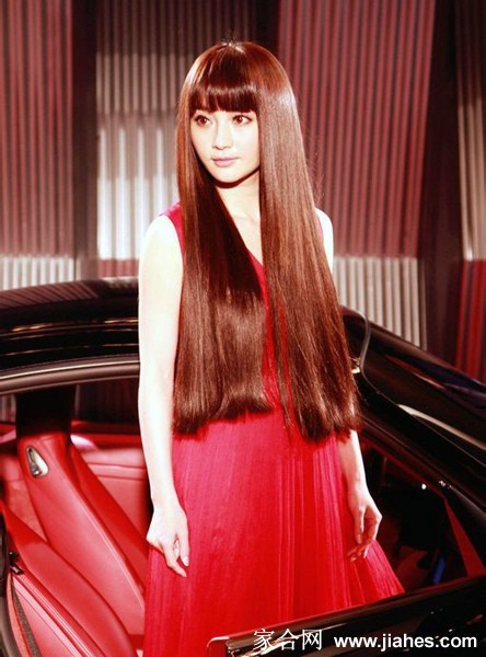 姚笛侧身回眸，粉色长裙与飘逸长发在光影中交织出柔美弧线