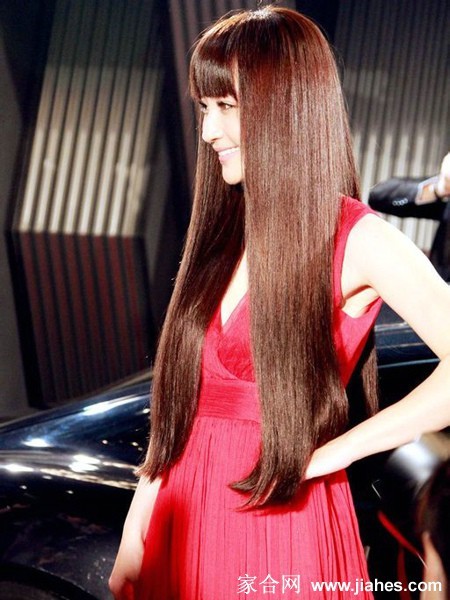 柔和光线下，姚笛的精致妆容与灵动发丝诠释着低调的奢华