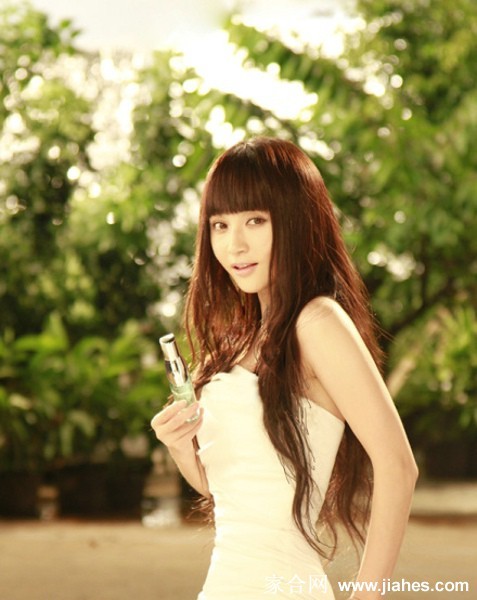 姚笛轻倚窗边，眼神中流露出故事感与静谧沉思的韵味